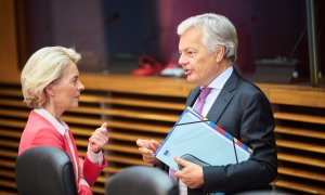 El comisario europeo de Justicia, Didier Reynders, conversa con la presidenta de la Comisión Europea,  Ursula Von der Leyen, antes de una reunión del Ejecutivo de la UE, en Bruselas, el pasado mes de septiembre. E.P./Dati Bendo/European Commission/dpa