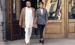 El futbolista Dani Alves, en libertad provisional desde el pasado lunes, junto a su abogada Inés Guardiola, a su salida de la Audiencia de Barcelona este 28 de marzo de 2024.