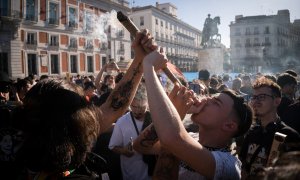 Un hombre fuma cannabis durante una marcha para defender los derechos de la comunidad cannábica en Madrid (Archivo), a 6 de mayo de 2023.