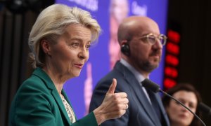 La presidenta de la Comisión Europea, Ursula von der Leyen (i), y el presidente del Consejo Europeo, Charles Michel, durante una rueda de prensa, el 22 de marzo de 2024 en Bruselas (Bélgica).