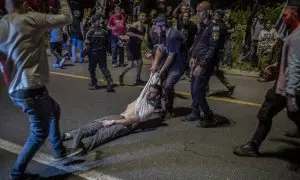 La Policía arrastra a uno de los manifestactes de la movilización de este domingo en Jerusalén.