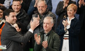 El candidato de EAJ-PNV en las elecciones vascas, Imanol Pradales, y el lehendakari, Iñigo Urkullu, durante un acto en Bilbao, a 31 de marzo de 2024.