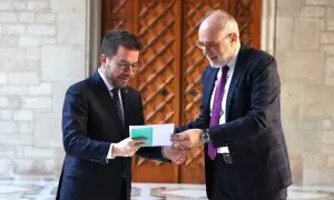 El director de l'Institut d'Estudis d'Autogovern, Joan Ridao, entrega al president de la Generalitat, Pere Aragonès, un informe sobre els instruments jurídics per celebrar un referèndum.