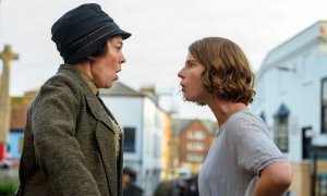 Duelo entre Olivia Colam y Jessie Buckley.