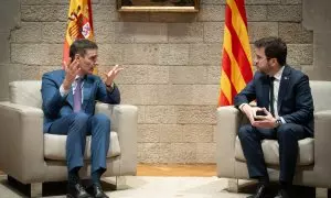 El presidente del Gobierno, Pedro Sánchez (i), y el president de la Generalitat de Catalunya, Pere Aragonès (d), se reúnen en el Palau de la Generalitat, a 21 de diciembre de 2023