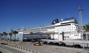 Crucero amarrado en el puerto de Barcelona en el que viajaba los 69 bolivianos que no disponen de visado válido, a 3 de abril de 2024.