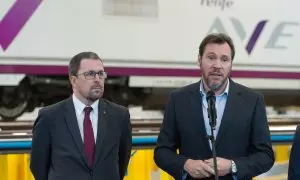 El ministro de Transportes, Óscar Puente, ofrece declaraciones junto al presidente de Renfe, Raül Blanco Díaz, en su visita a las nuevas instalaciones de la base de mantenimiento de alta velocidad de Santa Catalina en Vallecas, Madrid. E.P./Gustavo Valien