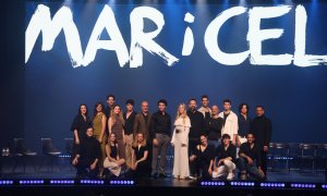 Fotografia de família amb el repartiment de la nova versió del musical 'Mar i Cel'