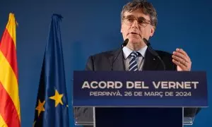 El expresidente de la Generalitat y candidato de Junts a las elecciones catalanas, Carles Puigdemont, durante su comparecencia ante los medios de comunicación, en Les 5 Éléments, a 26 de marzo de 2024, en Perpignan (Francia).