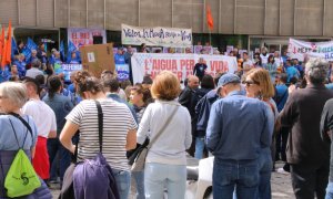 Mig miler de persones es mobilitzen a Girona per demanar una millor gestió de l'aigua.