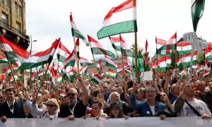 Algunos de los asistentes a la marcha antigubernamental desfilan por las calles de Budapest (Hungría) el 6 de abril de 2024.