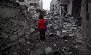 Un niño frente a los escombros después de un ataque aéreo israelí en el campo de refugiados de Maghazi, en la Franja de Gaza, el 4 de abril de 2024.