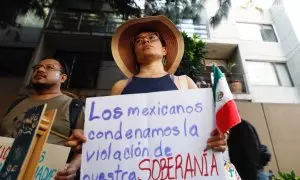 Un grupo de personas protestan en las inmediaciones de la Embajada de Ecuador, en la Ciudad de México.