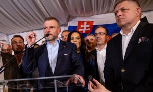 El candidato a la presidencia eslovaca y actual presidente del Parlamento, Peter Pellegrini (i), habla durante una rueda de prensa tras la victoria. A su lado el primer ministro eslovaco, Robert Fico (d).