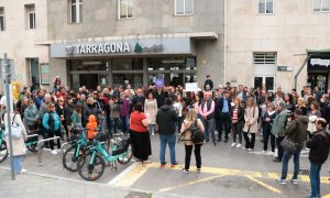 Més d'un centenar de persones reclamen un servei ferroviari "digne" a Tarragona.