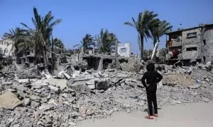 Un niño en Gaza observa los escombros ocasionados por un nuevo ataque de Israel, el pasado 2 de marzo.