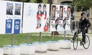 Vista de diferentes carteles electorales para las Elecciones Vascas este domingo en San Sebastián.