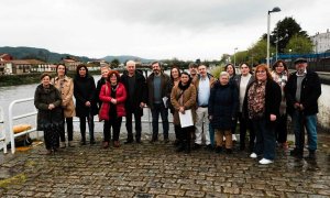 8/4/24 Militantes y cargos del BNG, este lunes en el embalse de Portodemouros, de donde Altri prevé extraer 46 millones diarios de litros de agua para su fábrica de celulosa.