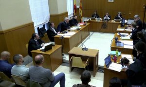 Vista general, a través de videoconferència, del judici contra quatre mossos d'esquadra per detenció il·legal i falsedat durant el confinament.