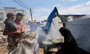 Una familia palestina desplazada a un campo de refugiados en Rafah se prepara para el fin del Ramadán, a 8 de abril de 2024.