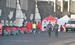 Foto de archivo de migrantes siendo asistidos por sanitarios tras llegar a la isla de El Hierro en patera, a 17 de octubre de 2023.