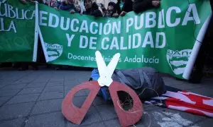 Miembros de las mareas andaluzas de sanidad y educación protestan a las puertas del Parlamento de Andalucía. Imagen de archivo.