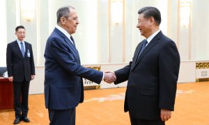 El ministro de Exteriores ruso, Serguéi Lavrov, saluda al presidente Xi Jinping durante su visita a China, a 9 de abril de 2024.