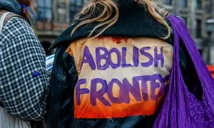 Una mujer lleva un parche en la espalda contra Frontex, durante una manifestación en apoyo de los refugiados en Libia, en Ámsterdam, el 18 de diciembre de 2021.