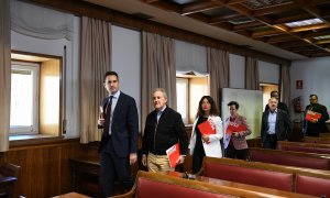 Varios senadores del PSOE durante la constitución de la comisión de investigación por el 'caso Koldo', a 1 de abril de 2024.