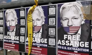 Carteles que piden la libertad de Julian Assange y su no extradición a EEUU, en Bruselas, a 23 de septiembre de 2023.