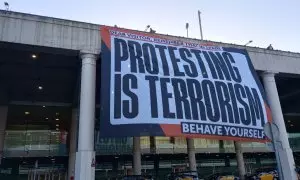 Òmnium desplega una pancarta gegant a l'aeroport del Prat amb el lema: 'A Espanya, protestar és terrorisme'