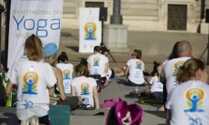 11/04/2024 Varias personas practican yoga durante la celebración del Día Internacional del Yoga, a 19 de junio de 2022, en Madrid.