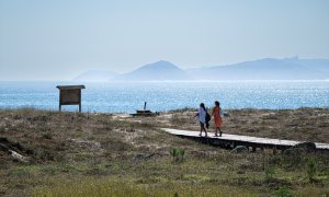 12/04/2024 Dos personas se dirigen a la playa Silgar, a 30 de septiembre de 2023, en Sanxenxo, Pontevedra.