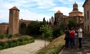 Joves dins del recinte del Monestir de Poblet, en una imatge d'arxiu