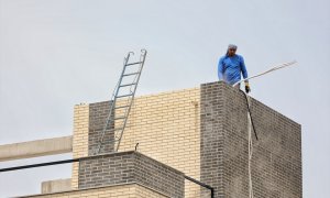 Un operario trabaja en la construcción en Madrid, a 20 de mayo de 2022 (Archivo).