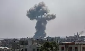 El humo de una explosión se eleva desde el campo de refugiados de Al Nusairat, al sur de la ciudad de Gaza, el 12 de abril de 2024.