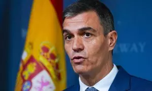 Pedro Sánchez observa durante su reunión con su homólogo noruego, Jonas Gahr Stoere, en Parkveien 45, en Oslo, Noruega.