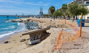 Estat de la platja del Pont del Petroli de Badalona, després del temporal de Setmana Santa.