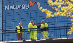 Un grupo de personas frente a la sede de Naturgy en Madrid. E.P./Eduardo Parra