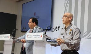 Sergi Delgado, subdirector de Programes de Protecció Civil, amb el conseller d'Interior, Joan Ignasi Elena, en la roda de premsa d'aquest dilluns