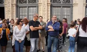 Familiares de Maya Villalobo durante los cinco minutos de silencio en la puerta del Ayuntamiento de Sevilla, a 12 de octubre de 2023.