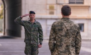 Un militar durante el acto de homenaje a los caídos en la guerra de Ucrania, en la Academia de Infantería, a 24 de febrero de 2024, en Toledo. Foto de archivo.