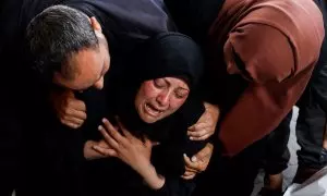 Una mujer reacciona junto a los cuerpos de los palestinos muertos en ataques israelíes en Rafah, en el sur de la Franja de Gaza, el 16 de abril de 2024.