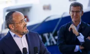 El presidente del Partido Popular, Alberto Núñez Feijóo (d), y el presidente del PPC y candidato a la Generalitat, Alejandro Fernández (i), atienden a los medios de comunicación tras visitar la lonja para la subasta del pescado en Tarragona. EFE/Quique Ga