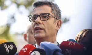 El ministro de Presidencia, Justicia y Relaciones con las Cortes, Félix Bolaños, ofrece declaraciones a los medios tras la visita a la Oficina de Denuncias y Atención a la Mujer (ODAM), en la Comisaría de Distrito Valencia Abastos, a 17 de abril de 2024,