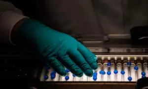 Foto de archivo de un trabajador de una farmacéutica en un laboratorio, a 10 de octubre de 2023.