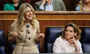 La vicepresidenta segunda y ministra de Trabajo, Yolanda Díaz, junto a la vicepresidenta tercera y ministra de Transición ecológica, Teresa Ribera, en el Congreso de los Diputados, a 17 de mayo de 2023.