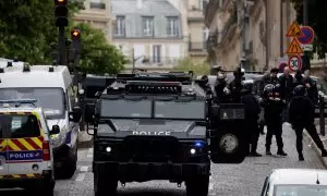 La policía francesa y miembros de las fuerzas policiales especiales  aseguran el área cerca del consulado de Irán, a 19 de abril de 2024, en París.