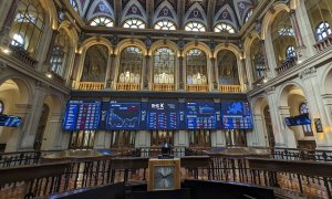 Vista de los paneles informativos con los movimientos de los principales indicadores y valores del mercado, en la Bolsa de Madrid. EFE/Vega Alonso del Val