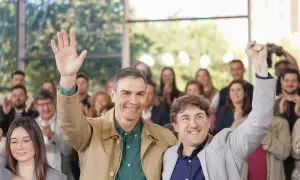 El presidente del Gobierno, Pedro Sánchez (i), y el candidato a lehendakari por el PSE-EE, Eneko Andueza (d), durante el acto de cierre de campaña del partido, en el Palacio Euskalduna, a 19 de abril de 2024, en Bilbao,